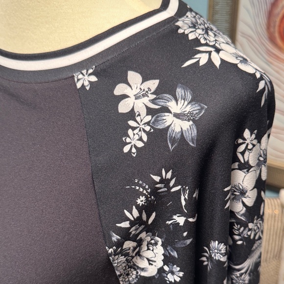 Johnny Was ACTIVE Floral Top - Picture 4 of 11